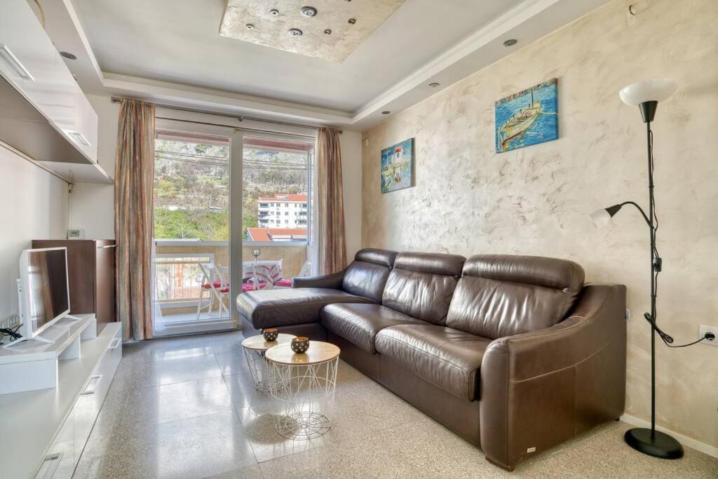 Cozy Nest Apartment- Central And Seaboard With Elevator Kotor Ngoại thất bức ảnh