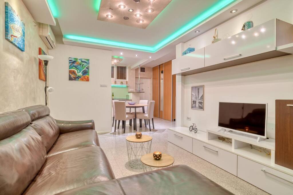 Cozy Nest Apartment- Central And Seaboard With Elevator Kotor Ngoại thất bức ảnh