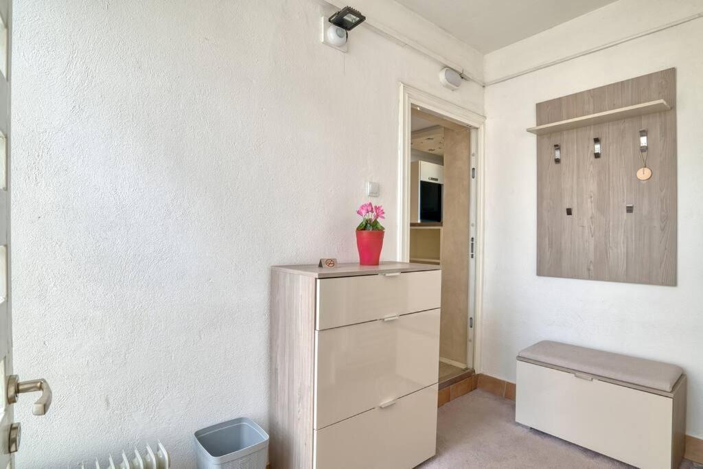 Cozy Nest Apartment- Central And Seaboard With Elevator Kotor Ngoại thất bức ảnh