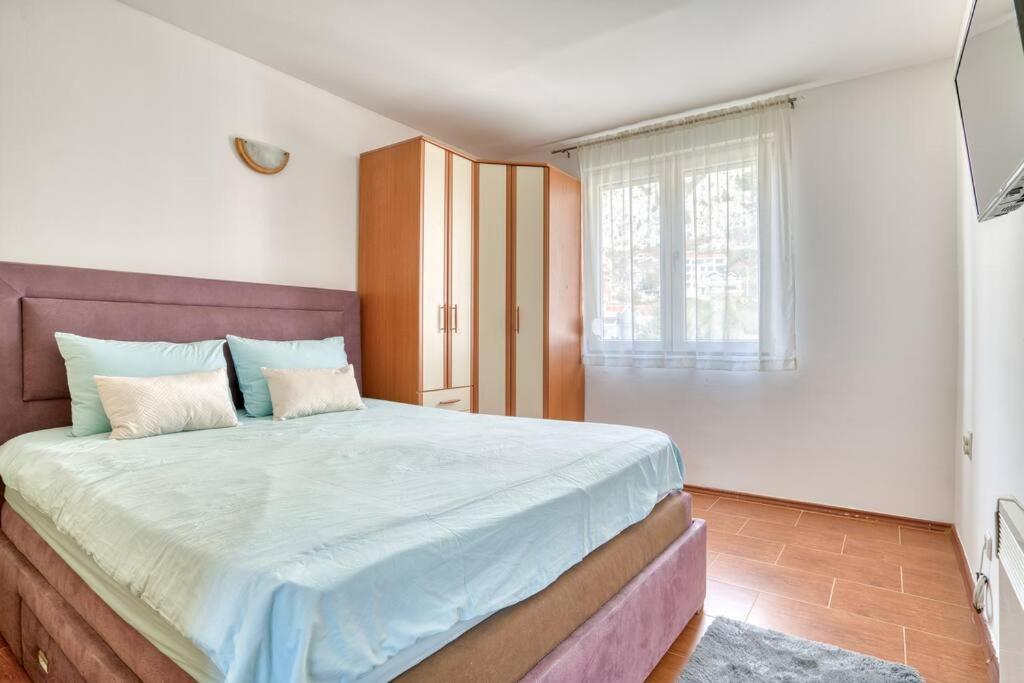 Cozy Nest Apartment- Central And Seaboard With Elevator Kotor Ngoại thất bức ảnh