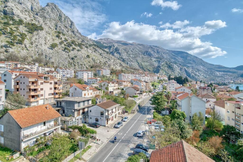 Cozy Nest Apartment- Central And Seaboard With Elevator Kotor Ngoại thất bức ảnh