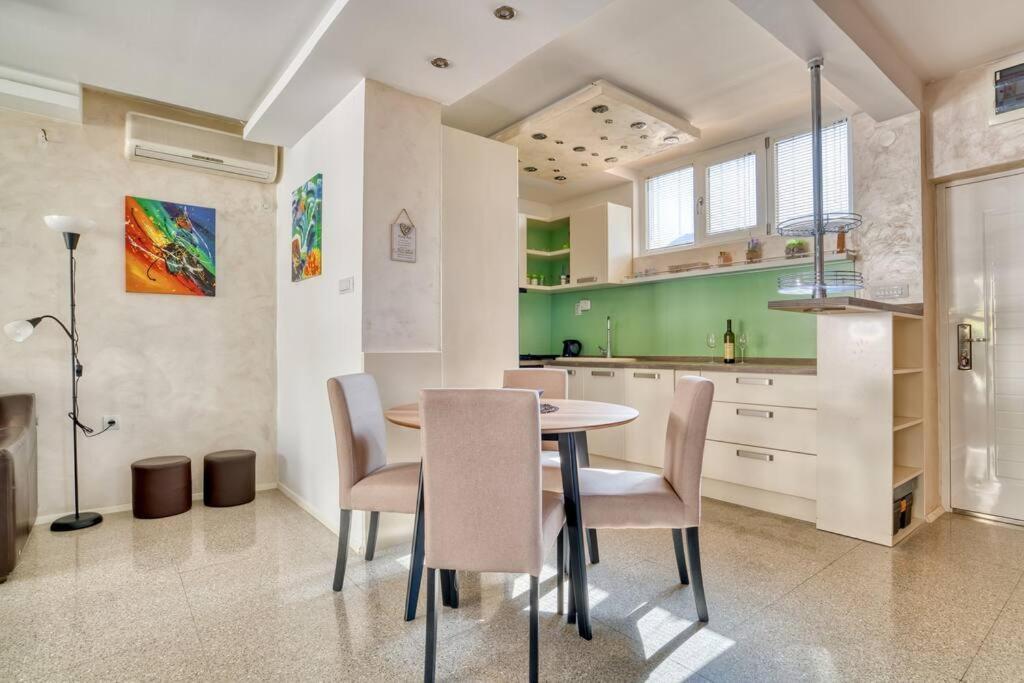 Cozy Nest Apartment- Central And Seaboard With Elevator Kotor Ngoại thất bức ảnh