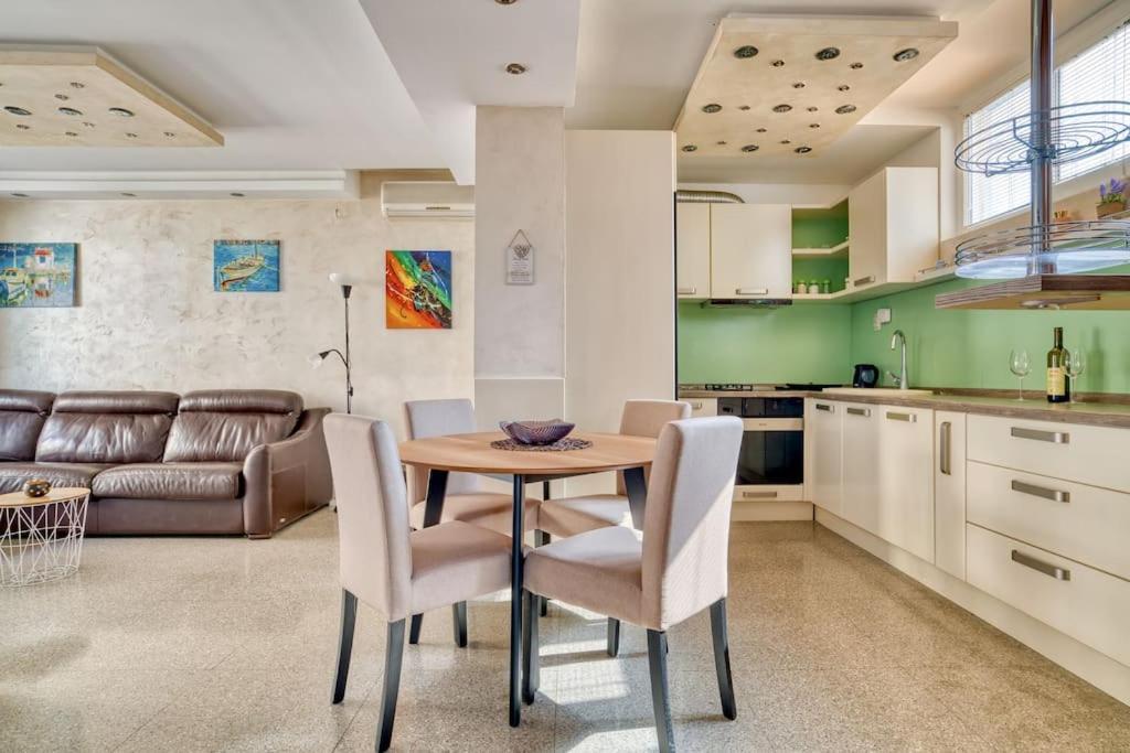Cozy Nest Apartment- Central And Seaboard With Elevator Kotor Ngoại thất bức ảnh