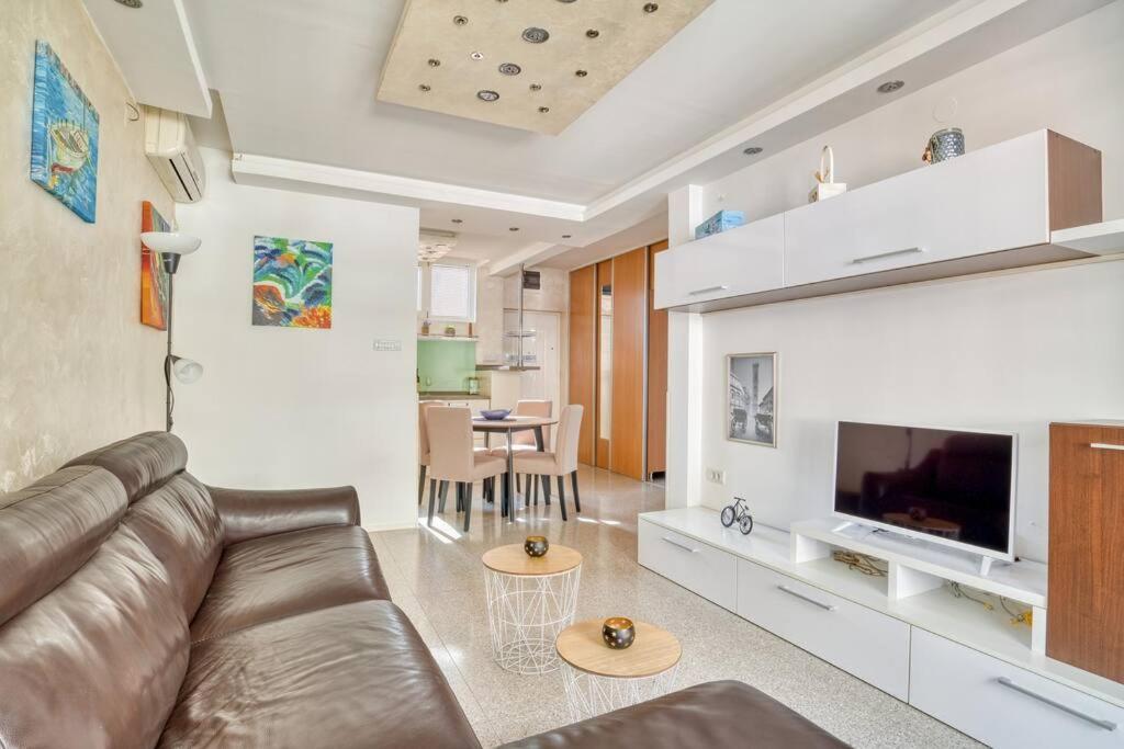Cozy Nest Apartment- Central And Seaboard With Elevator Kotor Ngoại thất bức ảnh