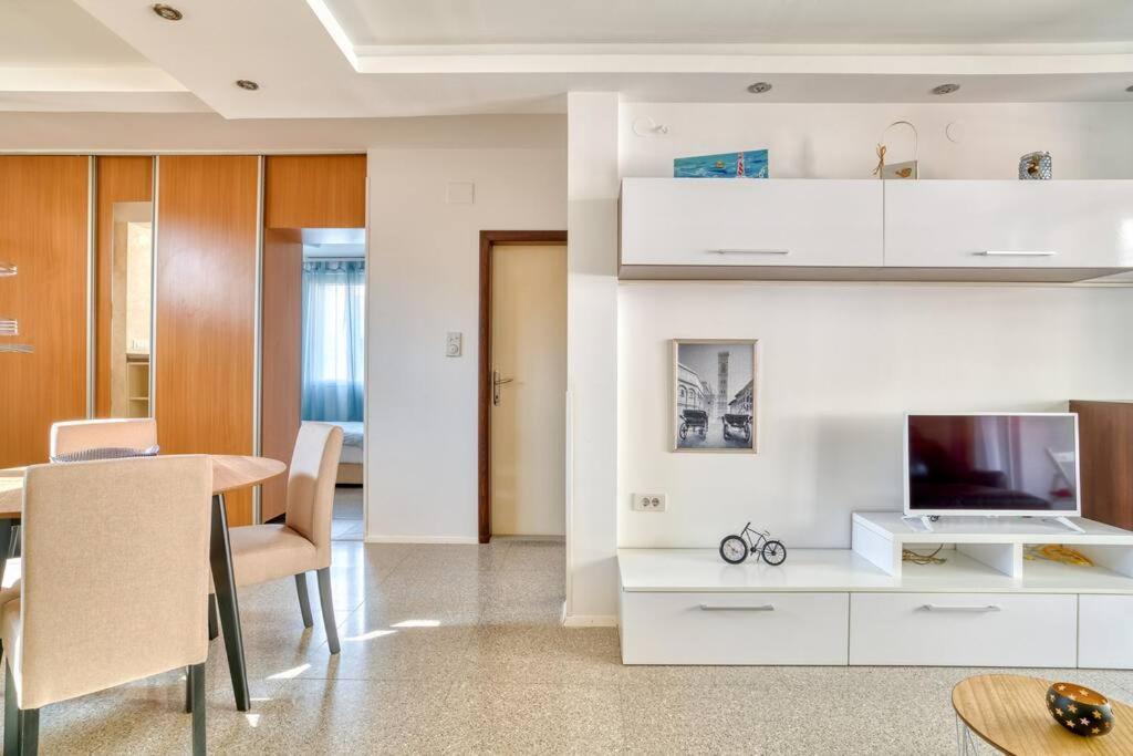 Cozy Nest Apartment- Central And Seaboard With Elevator Kotor Ngoại thất bức ảnh